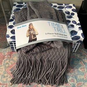 NWT Gray & Silver 3Piece Hat, Gloves, Scarf Set